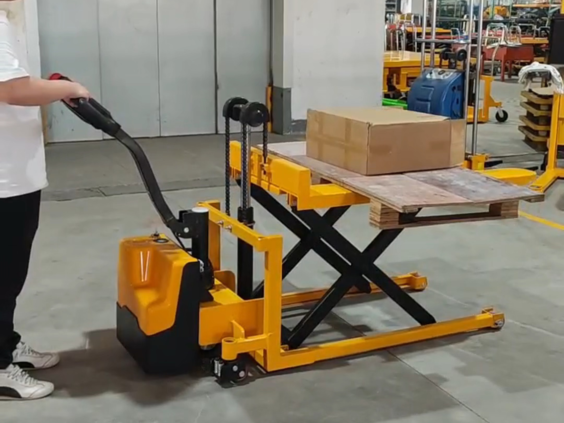 个人可配合仓库装卸搬运，货物上下货协助处理